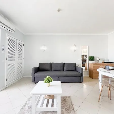 Sea View Apartment *