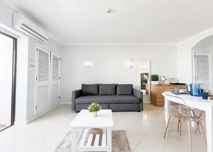Sea View Apartment *